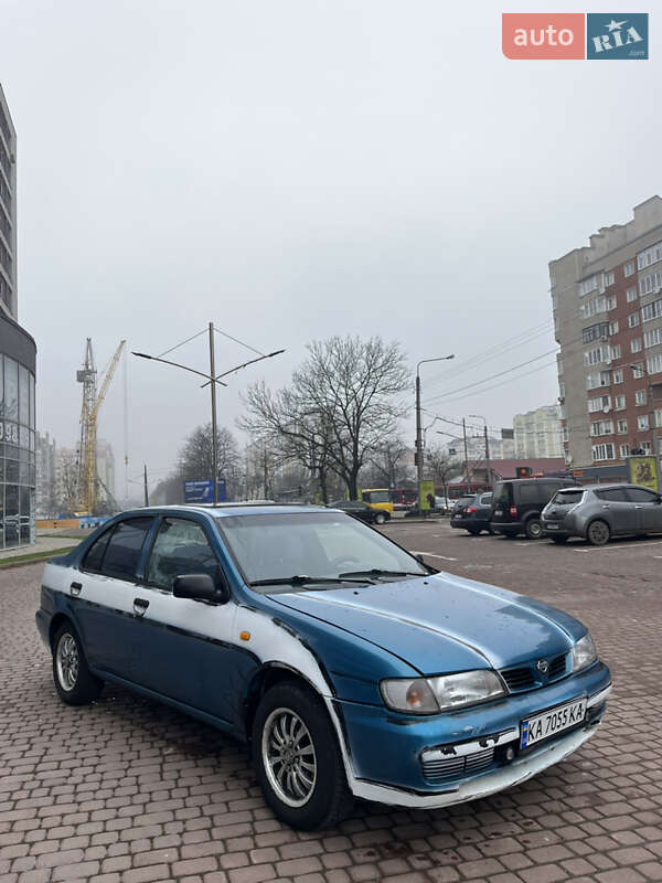 Седан Nissan Almera 1996 в Ивано-Франковске