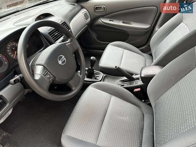 Седан Nissan Almera 2010 в Киеве