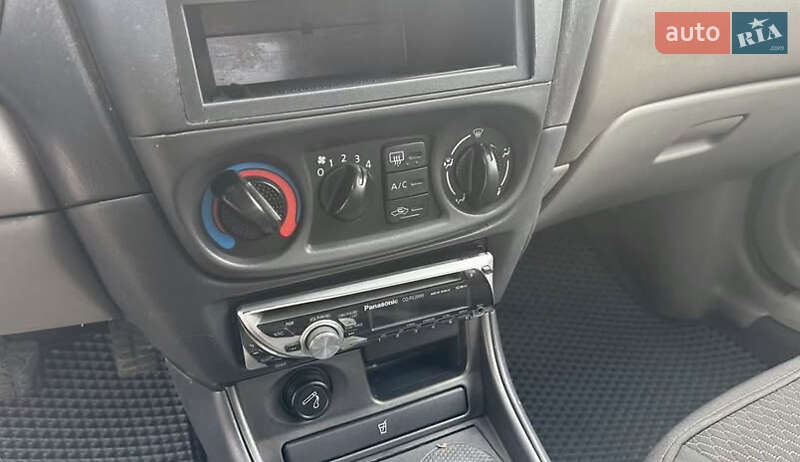 Седан Nissan Almera 2002 в Киеве