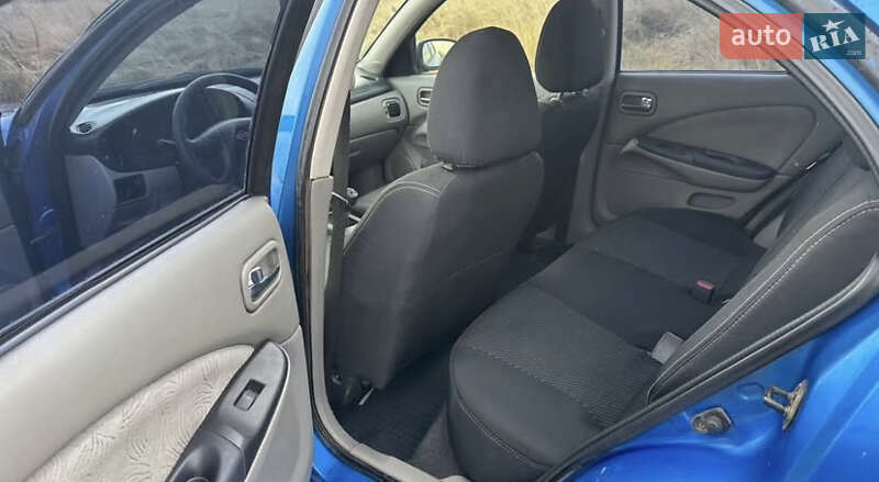 Седан Nissan Almera 2002 в Киеве