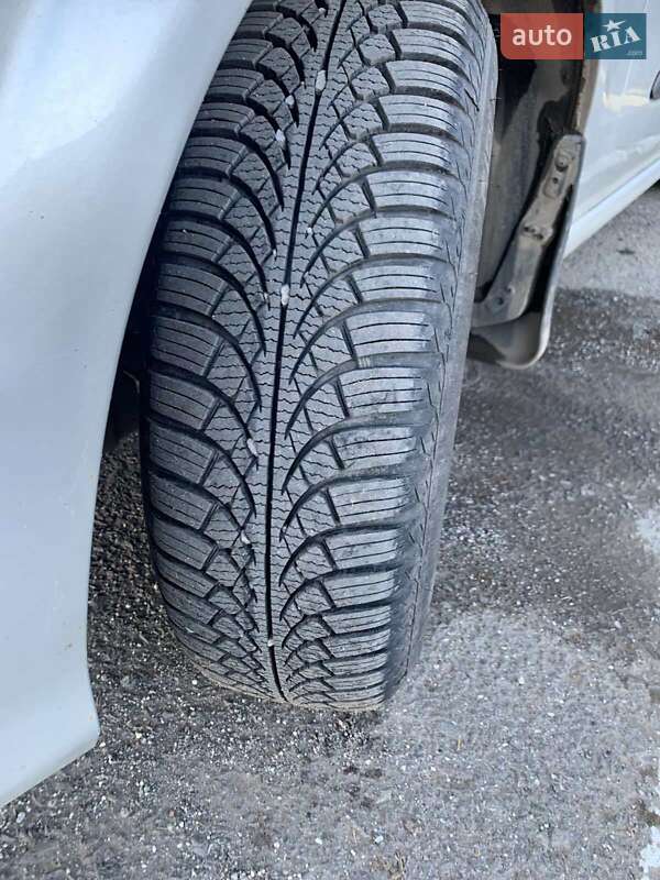 Седан Nissan Almera 2001 в Ужгороді