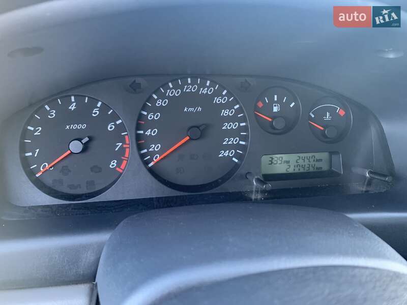 Седан Nissan Almera 2001 в Ужгороді