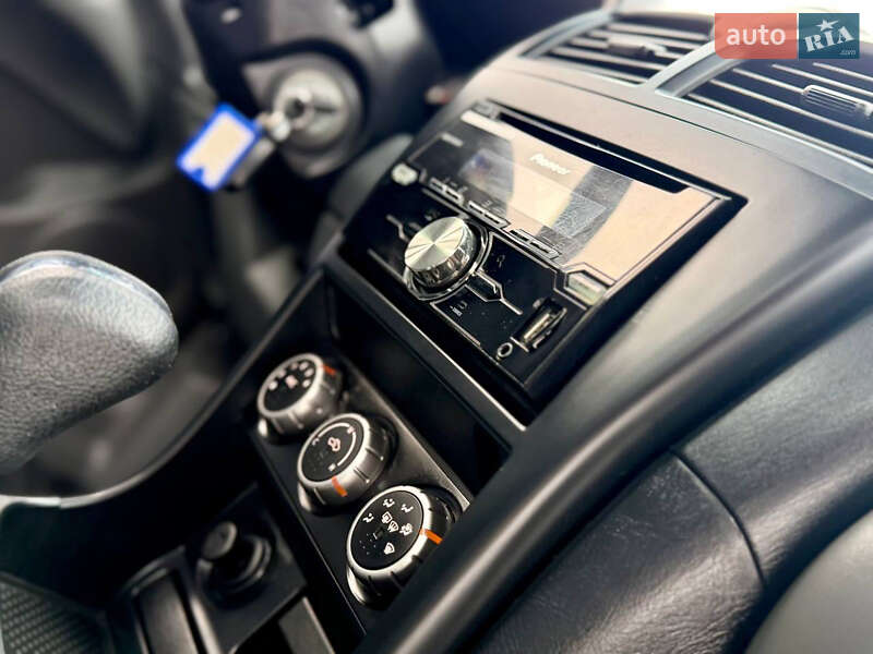 Седан Nissan Almera 2012 в Дрогобыче