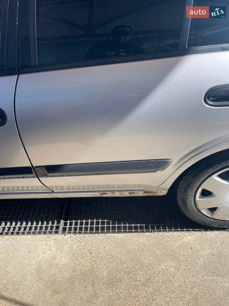 Седан Nissan Almera 2005 в Ужгороде