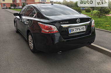 Седан Nissan Altima 2015 в Рівному