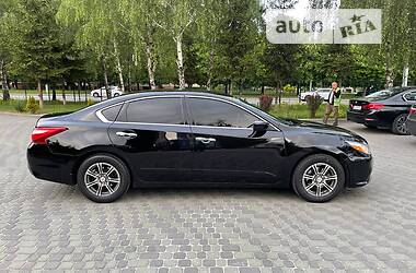 Седан Nissan Altima 2015 в Львові