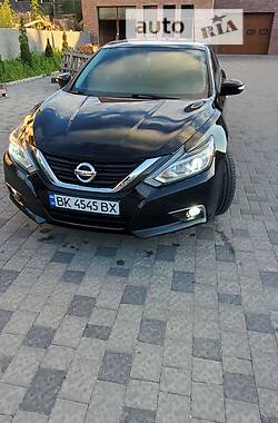 Седан Nissan Altima 2016 в Ровно