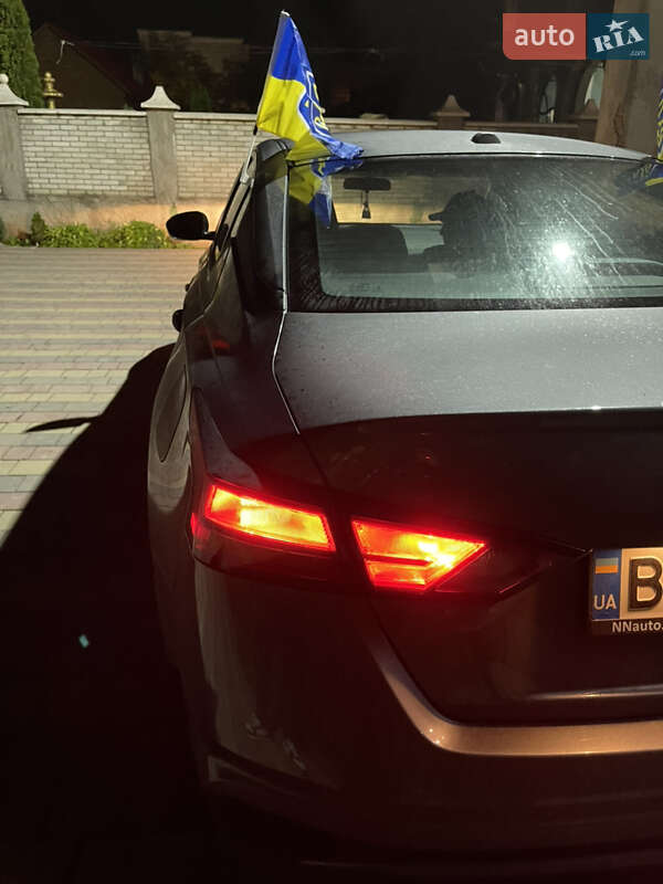 Седан Nissan Altima 2019 в Виноградові