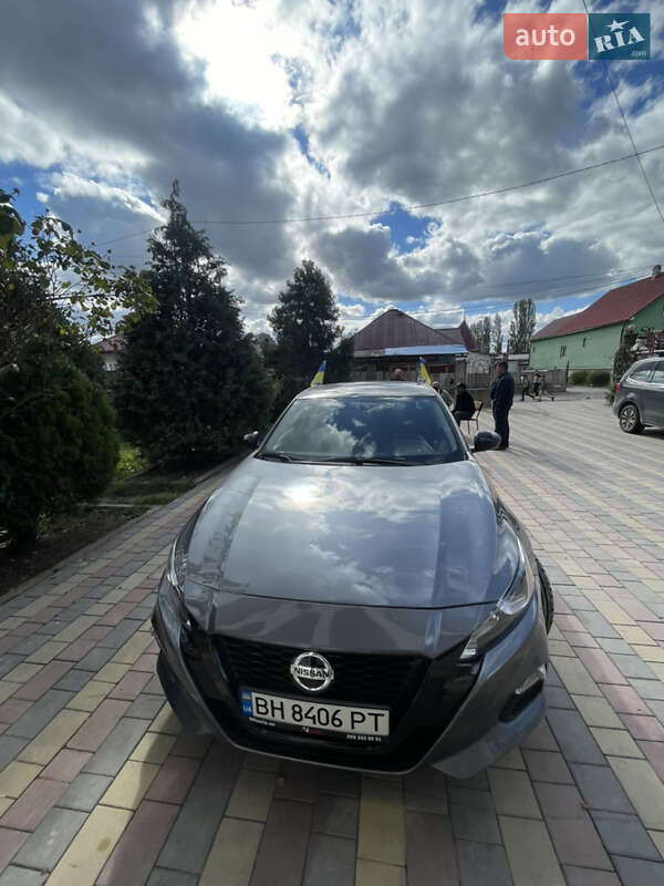 Седан Nissan Altima 2019 в Виноградові