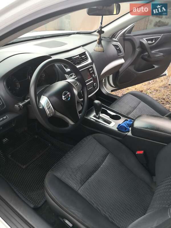 Седан Nissan Altima 2016 в Жовтих Водах