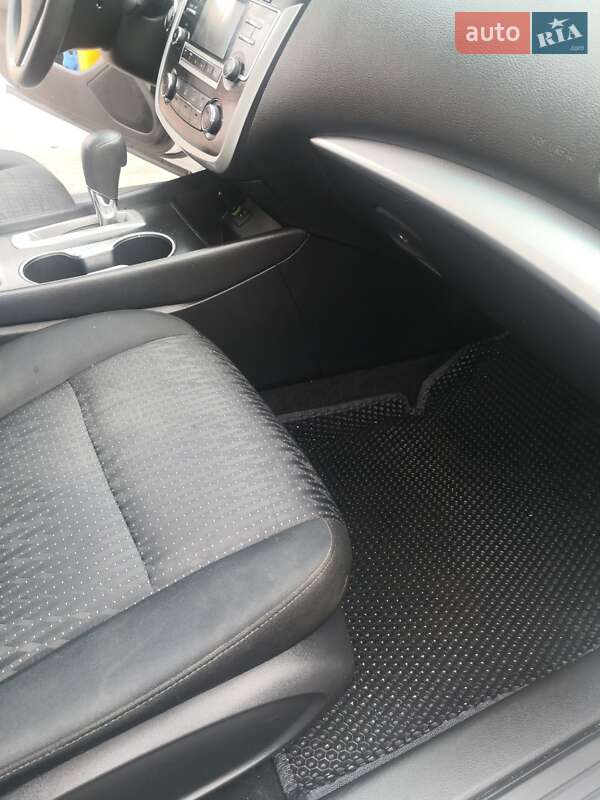 Седан Nissan Altima 2016 в Жовтих Водах