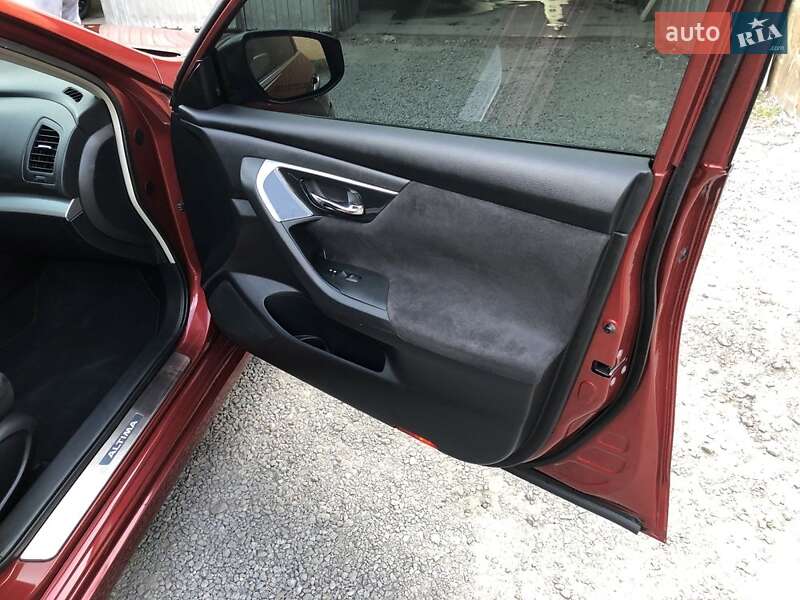 Седан Nissan Altima 2012 в Новомосковську