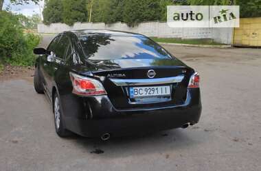 Седан Nissan Altima 2014 в Львове