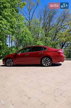 Седан Nissan Altima 2016 в 