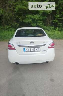 Седан Nissan Altima 2014 в Львові