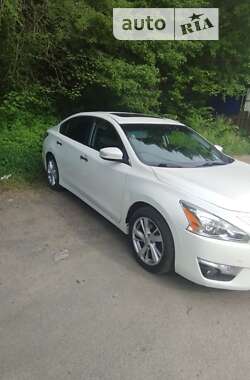 Седан Nissan Altima 2014 в Львові