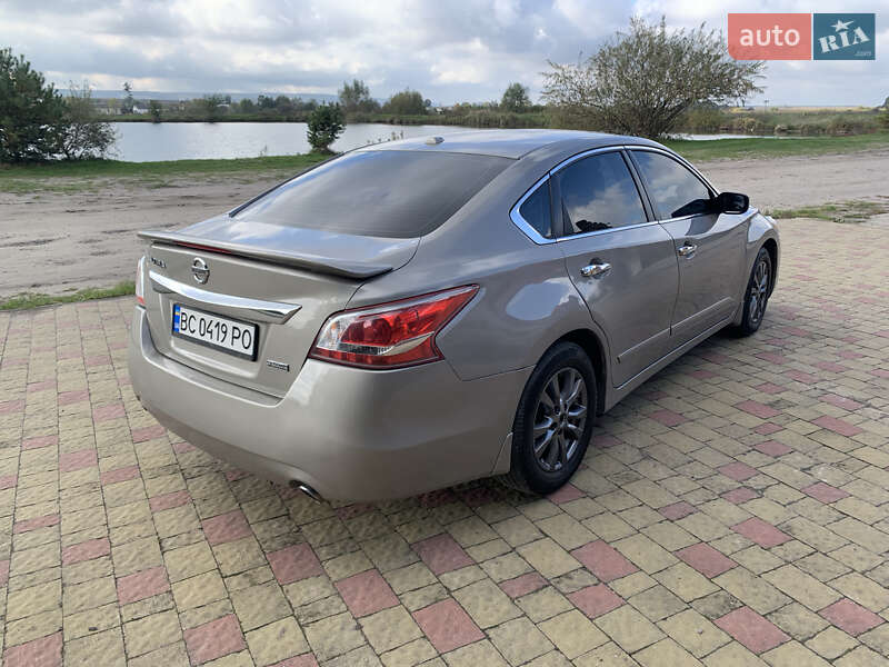 Седан Nissan Altima 2015 в Золочеві