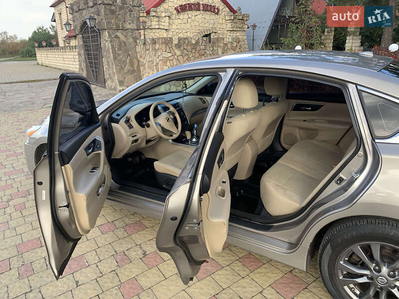 Седан Nissan Altima 2015 в Золочеві