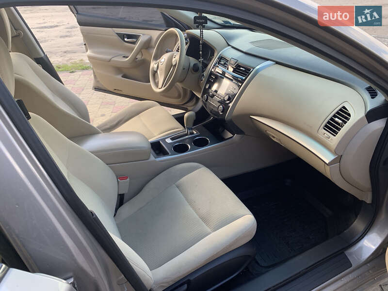 Седан Nissan Altima 2015 в Золочеві