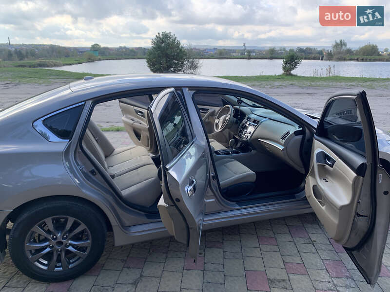 Седан Nissan Altima 2015 в Золочеві