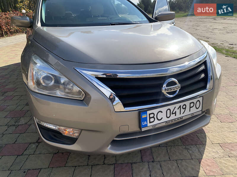 Седан Nissan Altima 2015 в Золочеві