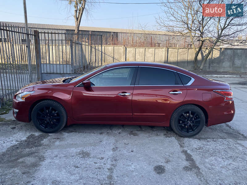 Седан Nissan Altima 2014 в Львові