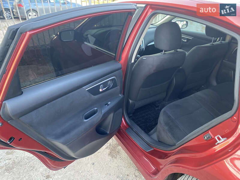 Седан Nissan Altima 2014 в Львові