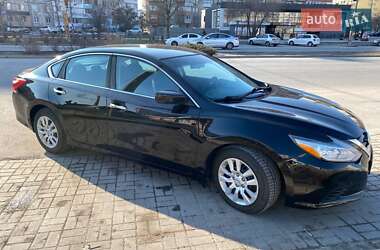 Седан Nissan Altima 2015 в 