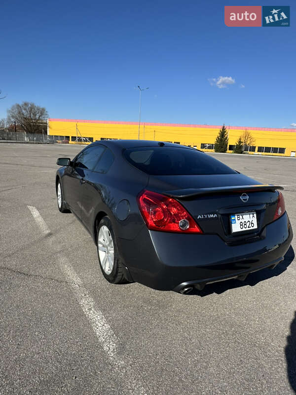 Купе Nissan Altima 2013 в Чернівцях