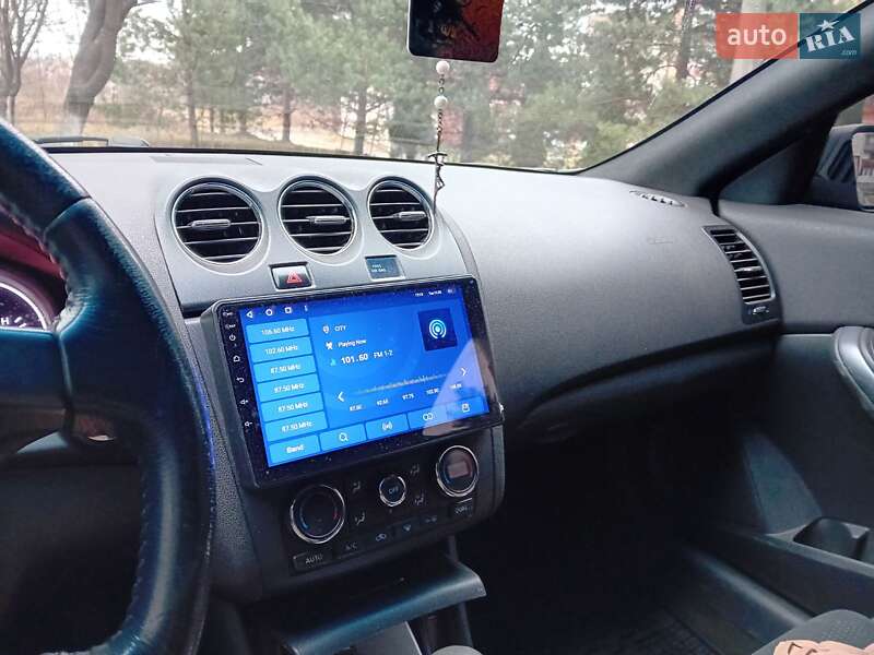 Купе Nissan Altima 2012 в Бурштині