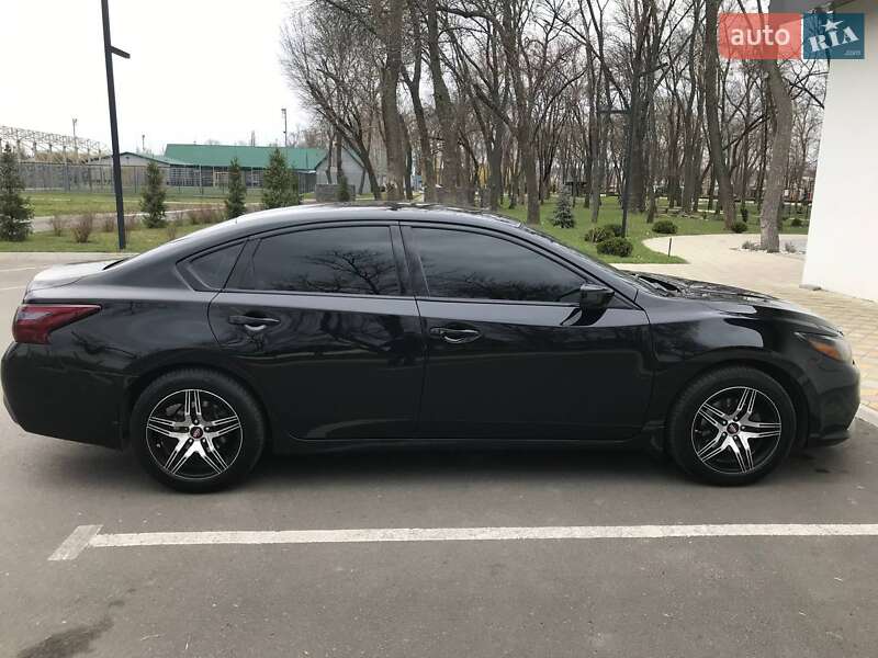 Седан Nissan Altima 2017 в Олександрії