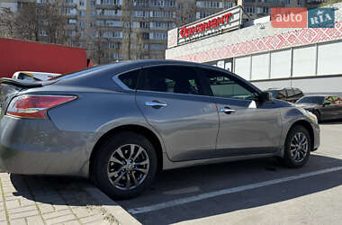 Седан Nissan Altima 2015 в 