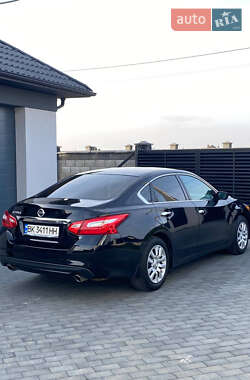 Седан Nissan Altima 2016 в 