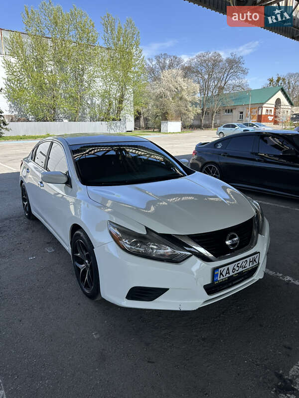 Седан Nissan Altima 2016 в Києві