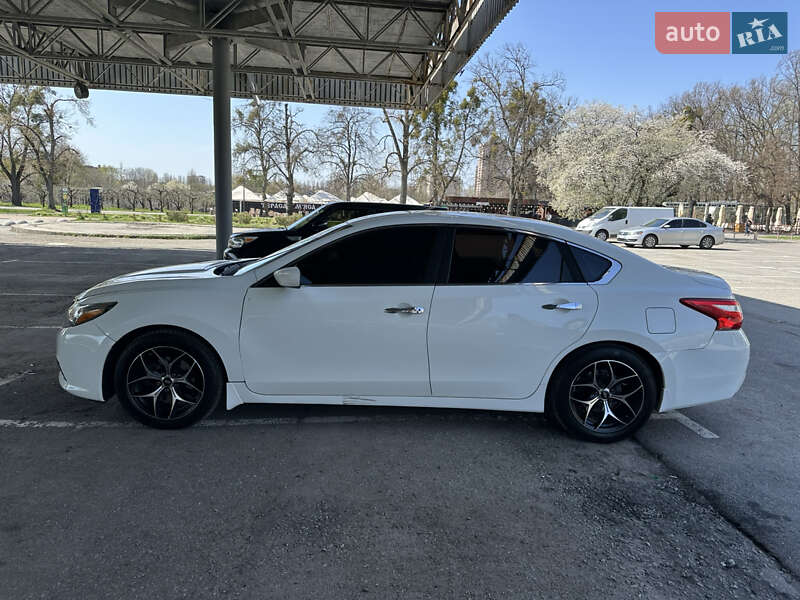 Седан Nissan Altima 2016 в Києві