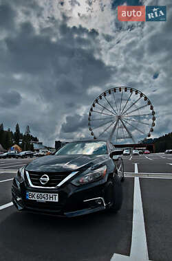 Седан Nissan Altima 2016 в Рівному