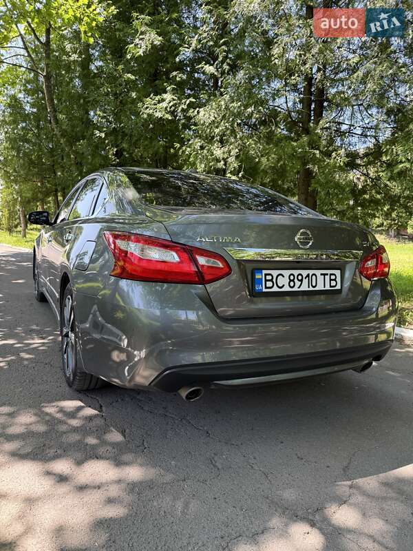 Седан Nissan Altima 2016 в Дрогобичі