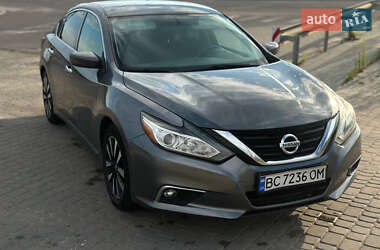 Седан Nissan Altima 2017 в Львові