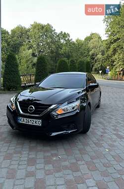 Седан Nissan Altima 2017 в Львове