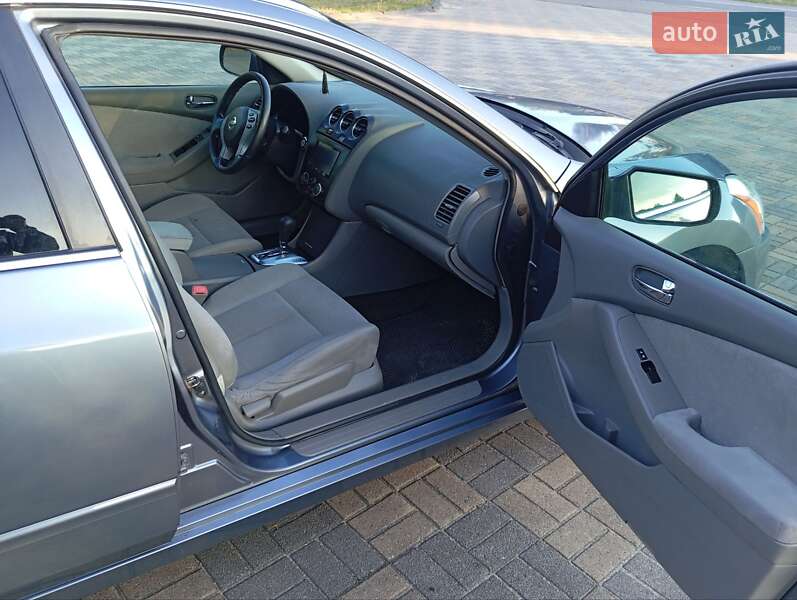 Седан Nissan Altima 2010 в Судовой Вишне