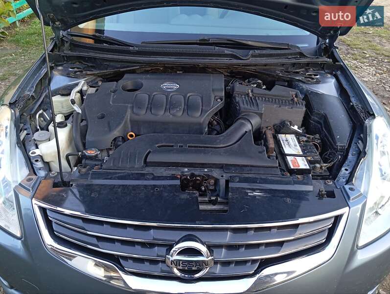 Седан Nissan Altima 2010 в Судовой Вишне