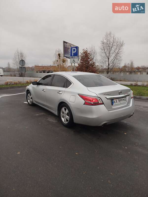 Седан Nissan Altima 2015 в Бучі