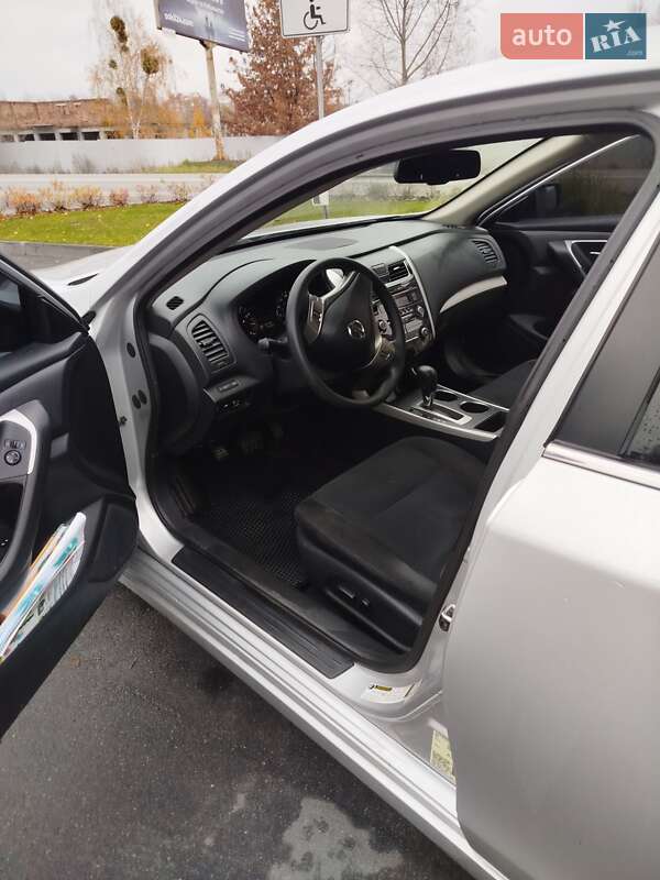 Седан Nissan Altima 2015 в Бучі