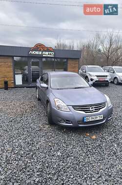 Седан Nissan Altima 2010 в Мостиске
