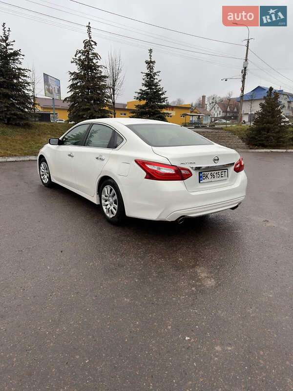 Седан Nissan Altima 2017 в Ровно