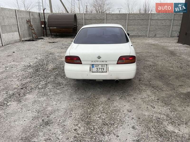 Седан Nissan Altima 1993 в Запорожье
