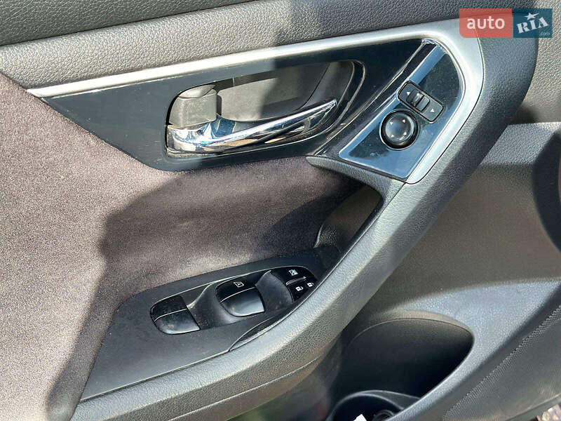 Седан Nissan Altima 2013 в Виннице