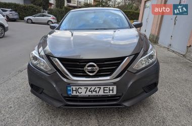 Седан Nissan Altima 2016 в Львові