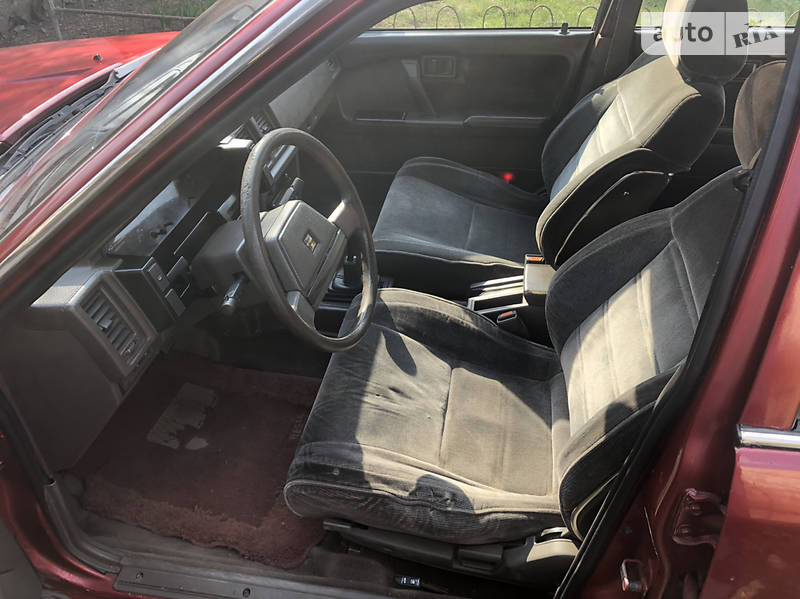 Седан Nissan Bluebird 1988 в Золочеві