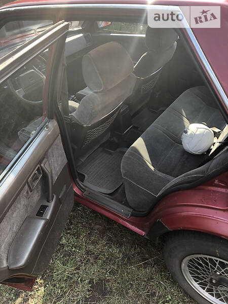 Седан Nissan Bluebird 1988 в Золочеві